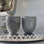 Mörkgrå ljuslykta i fattigmanssilver. Besök Blickfång.se