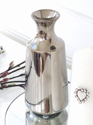 Liten vas i silver keramik. Besök blickfång.se