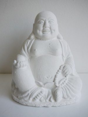 Vit tjock och glad buddha prydnadsfigur. Besök Blickfång.se