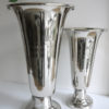 Hög trumpetvas i silver metall till blommor. Besök Blickfång.se