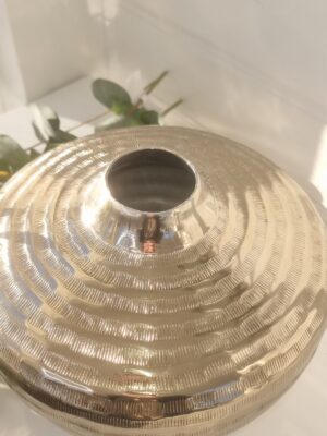 Rund stor vas i silver metall. Besök blickfång.se