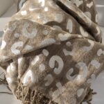 Scarf i beige med mönster i silver. Besök blickfång.se