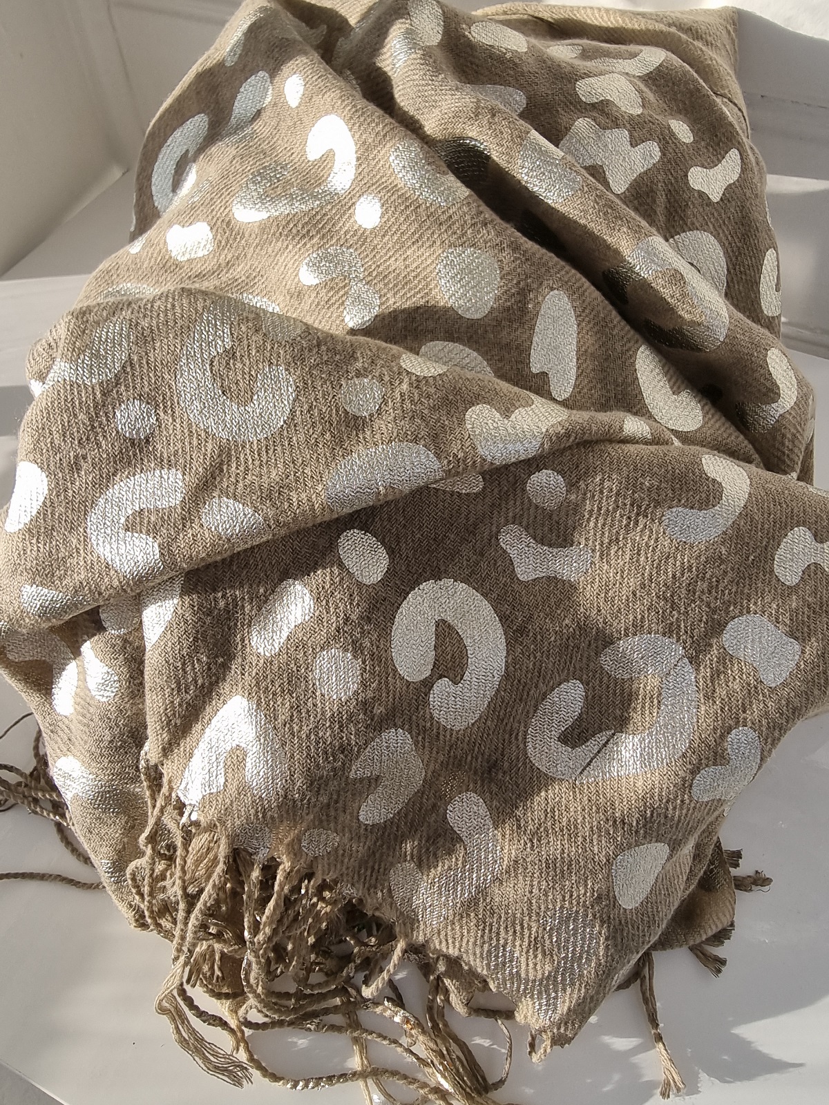 Scarf i beige med mönster i silver. Besök blickfång.se