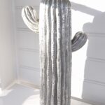 Stor kaktus i silver som prydnadsfigur. Besök Blickfång.se