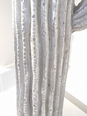 Stor kaktus i silver som prydnadsfigur. Besök Blickfång.se