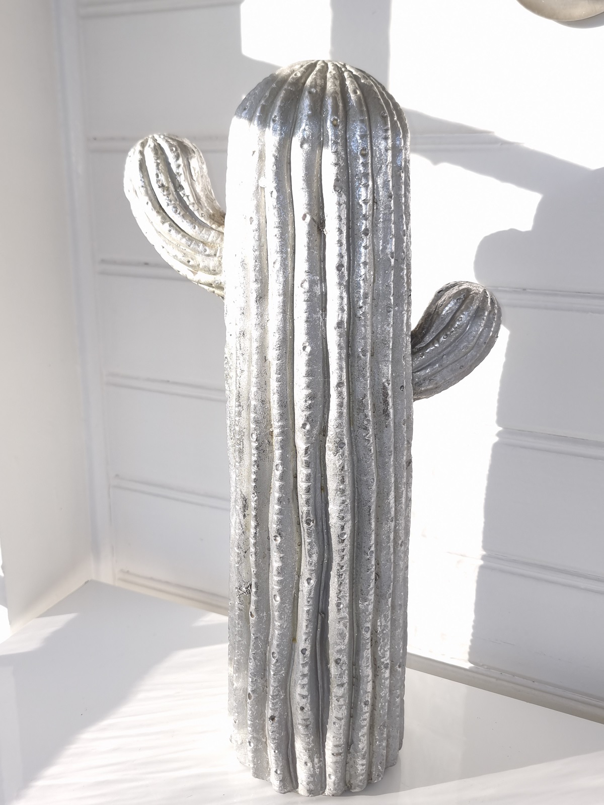 Stor kaktus i silver som prydnadsfigur. Besök Blickfång.se