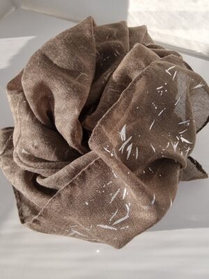 Stor mjuk scarf med mönster i silver. Besök blickfång.se