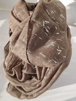 Stor mjuk scarf med mönster i silver. Besök blickfång.se
