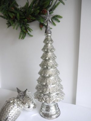 Stor julgran i fattigmanssilver. Besök blickfång.se