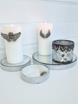 Rund ljusbricka med strass och spegelbotten. Besök blickfång.se