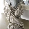 Scarf i beige med mönster i silver. Besök Blickfång.se