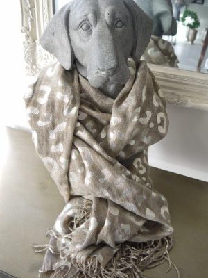 Scarf i beige med mönster i silver. Besök Blickfång.se