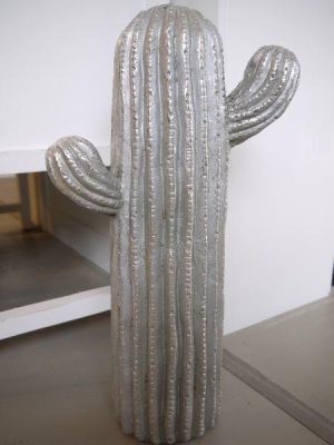 Stor kaktus i silver som prydnadsfigur. Besök blickfång.se