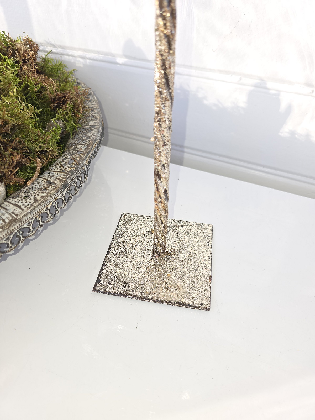 Dekorationsgran-i-guld-med-glitter-6