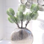 Konstgjord grankvist med snö. Besök Blickfång.se