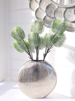 Konstgjord grankvist med snö. Besök Blickfång.se