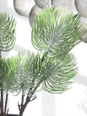 Konstgjord grankvist med snö. Besök blickfång.se