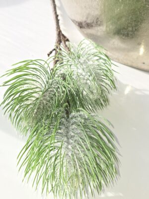 Konstgjord grankvist med snö. Besök Blickfång.se