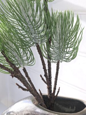 Konstgjord grankvist med snö. Besök Blickfång.se