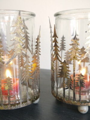 Stor ljuslykta med julgranar. Besök blickfång.se