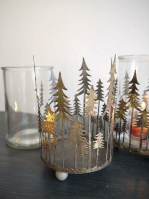 Stor ljuslykta med julgranar. Besök blickfång.se