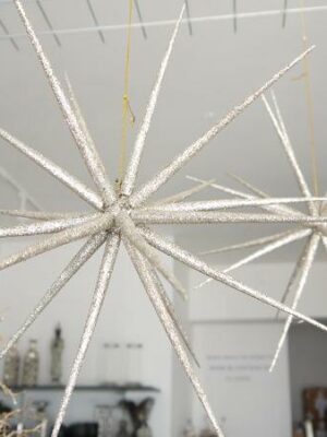 Glittrig stjärna för upphängning. Besök blickfång.se