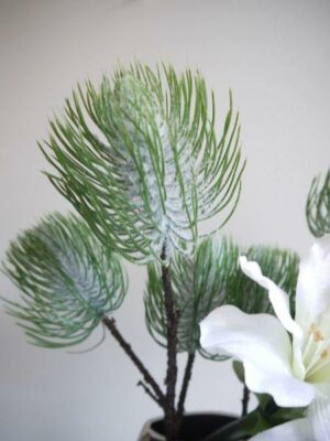 Konstgjord grankvist med snö