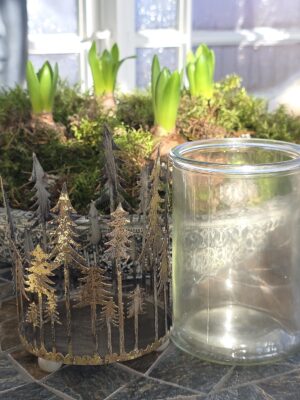 Stor ljuslykta med julgranar. Besök blickfång.se