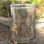 Stor ljuslykta med julgranar. Besök blickfång.se