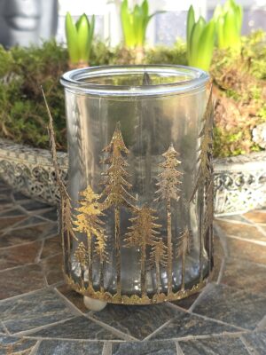 Stor ljuslykta med julgranar. Besök blickfång.se