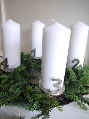 Adventssiffror till blockljus i silver. Besök blickfång.se