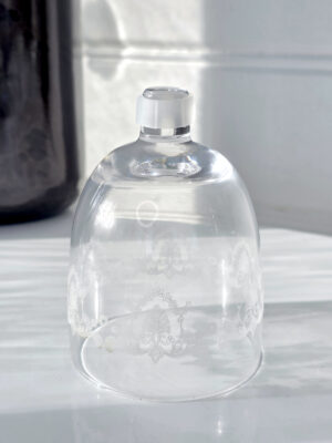 Glaskupa med spets-dekor att sätta i en ljusstake