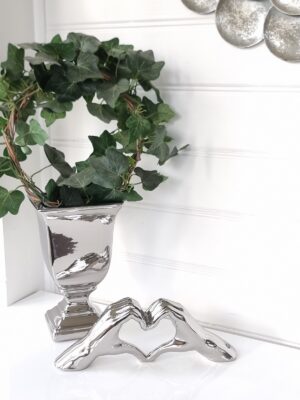 Hjärtformade händer prydnadsfigur. Besök blickfång.se