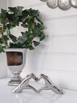 Hjärtformade händer prydnadsfigur. Besök blickfång.se