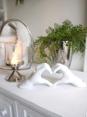 Hjärtformade händer prydnadsfigur. Besök Blickfång.se