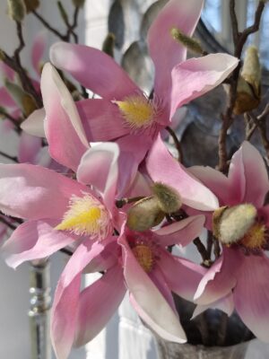 Konstgjord rosa magnolia. Besök blickfång.se