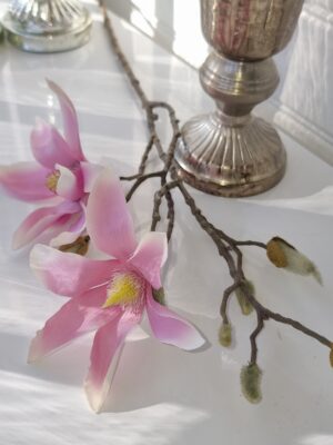 Konstgjord rosa magnolia. Besök blickfång.se