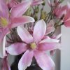 Konstgjord rosa magnolia. Besök Blickfång.se