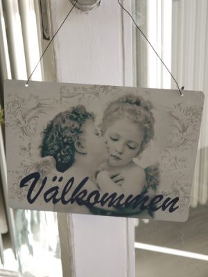 Välkommen skylt med änglar. Besök blickfång.se
