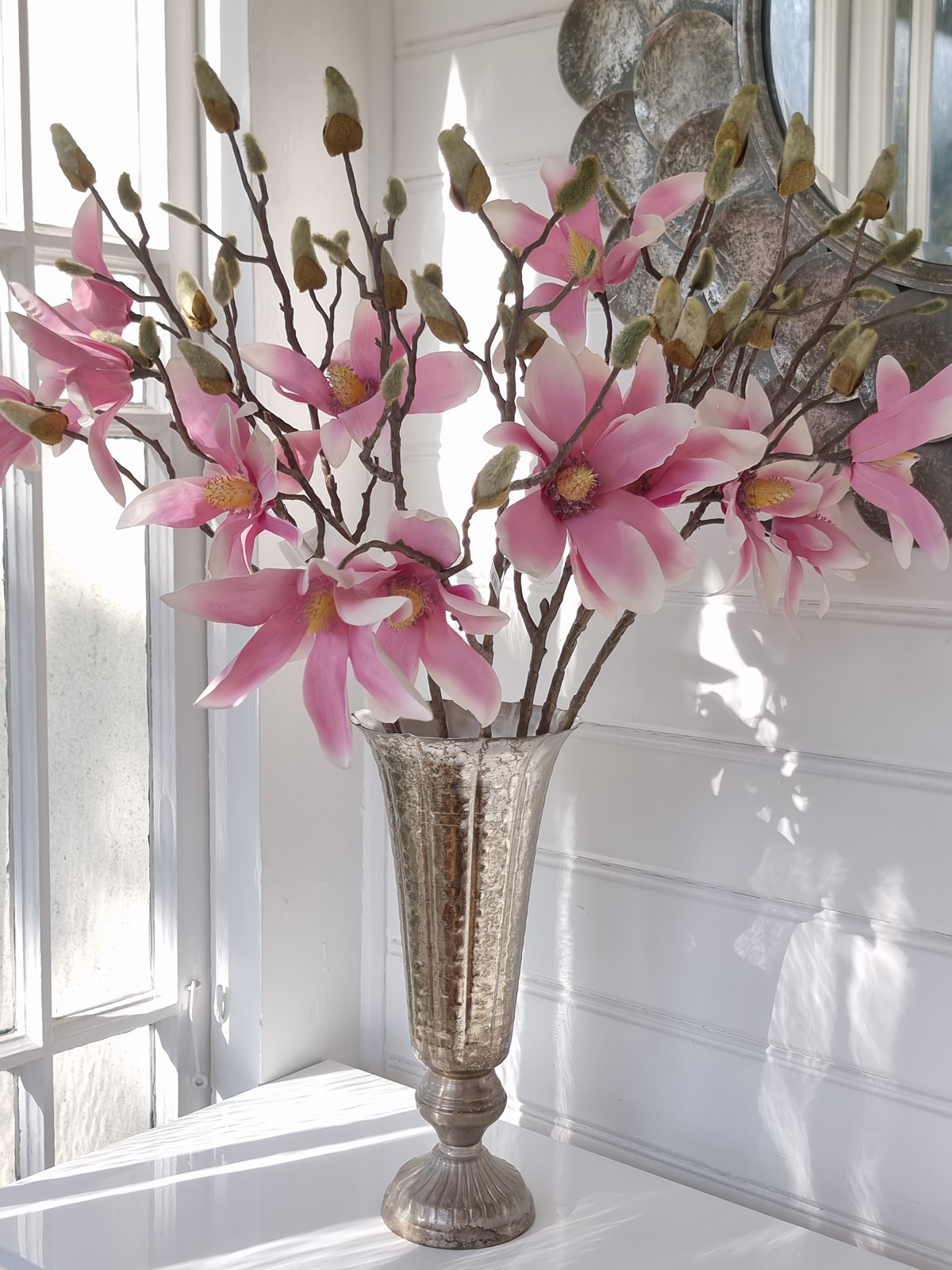 Konstgjord rosa magnolia. Besök Blickfång.se