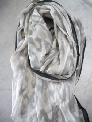 Grå scarf camouflage. Besök Blickfång.se