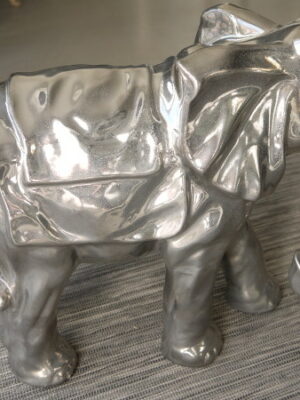 Prydnadsfigur stor silverfärgad elefant. Besök Blickfång.se