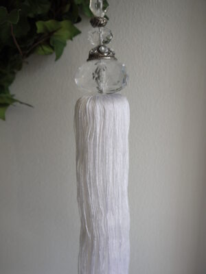 Vit tassel med strass. Besök Blickfång.se