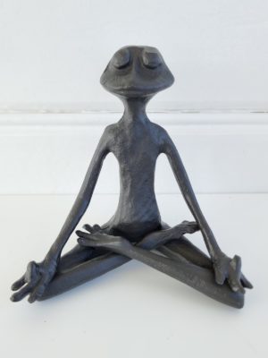 Yoga groda prydnadsfigur i järn. Besök Blickfång.se