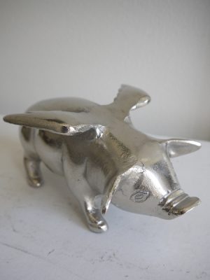 Silverfärgad gris med vingar. Besök Blickfång.se