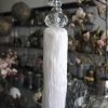 Vit tassel med strass. Besök Blickfång.se