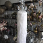 Vit tassel med strass. Besök Blickfång.se