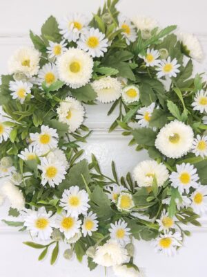 Dörrkrans med vita blommor. Besök blickfång.se