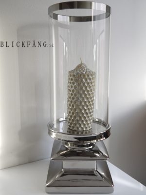 Stor ljuslykta på fot med glascylinder. Besök Blickfång.se