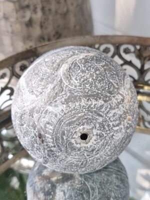 Kula i zink med mönster i shabby chic. Besök Blickfång.se